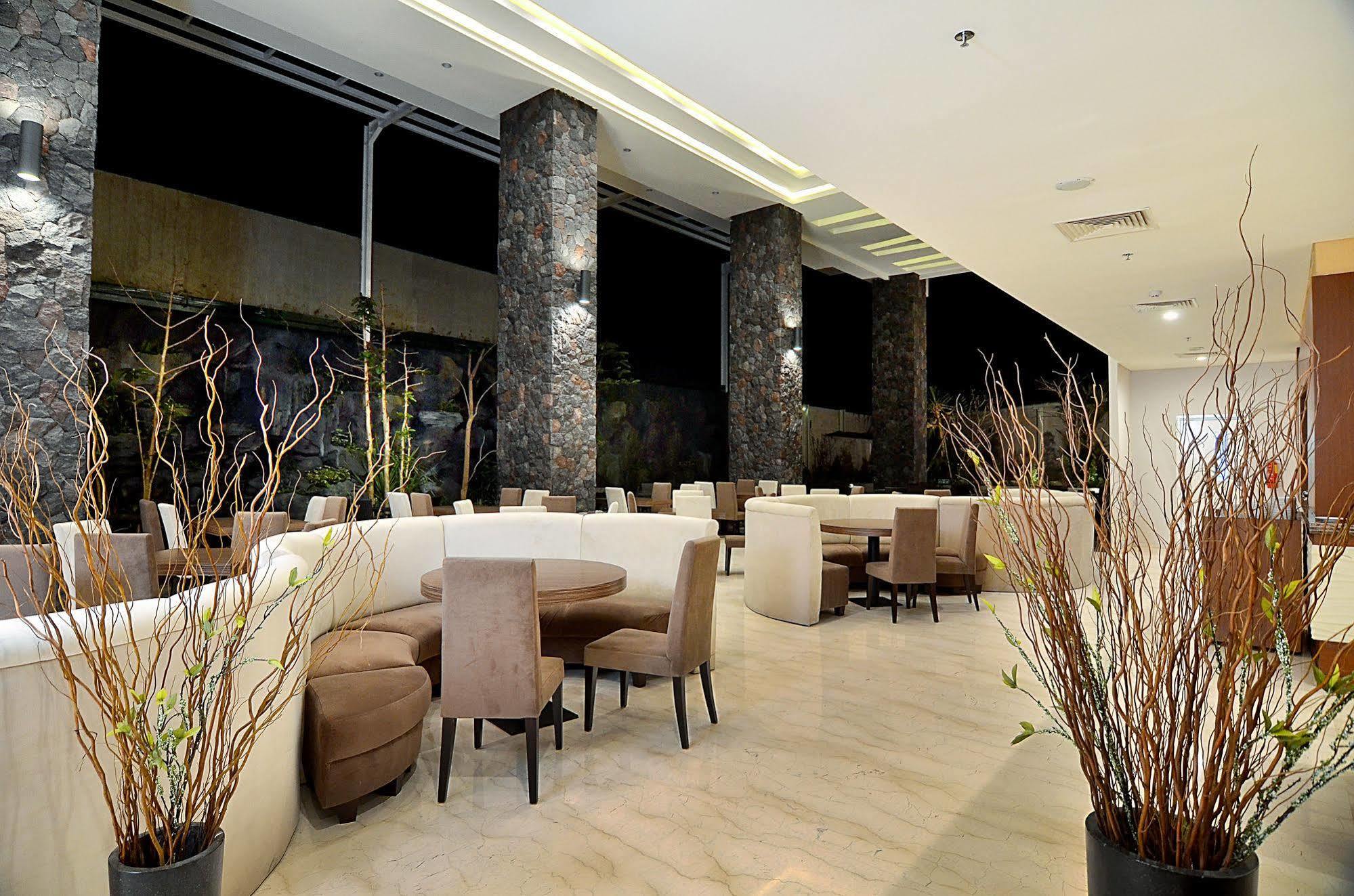Ascent Premiere Hotel And Convention Malang Ngoại thất bức ảnh